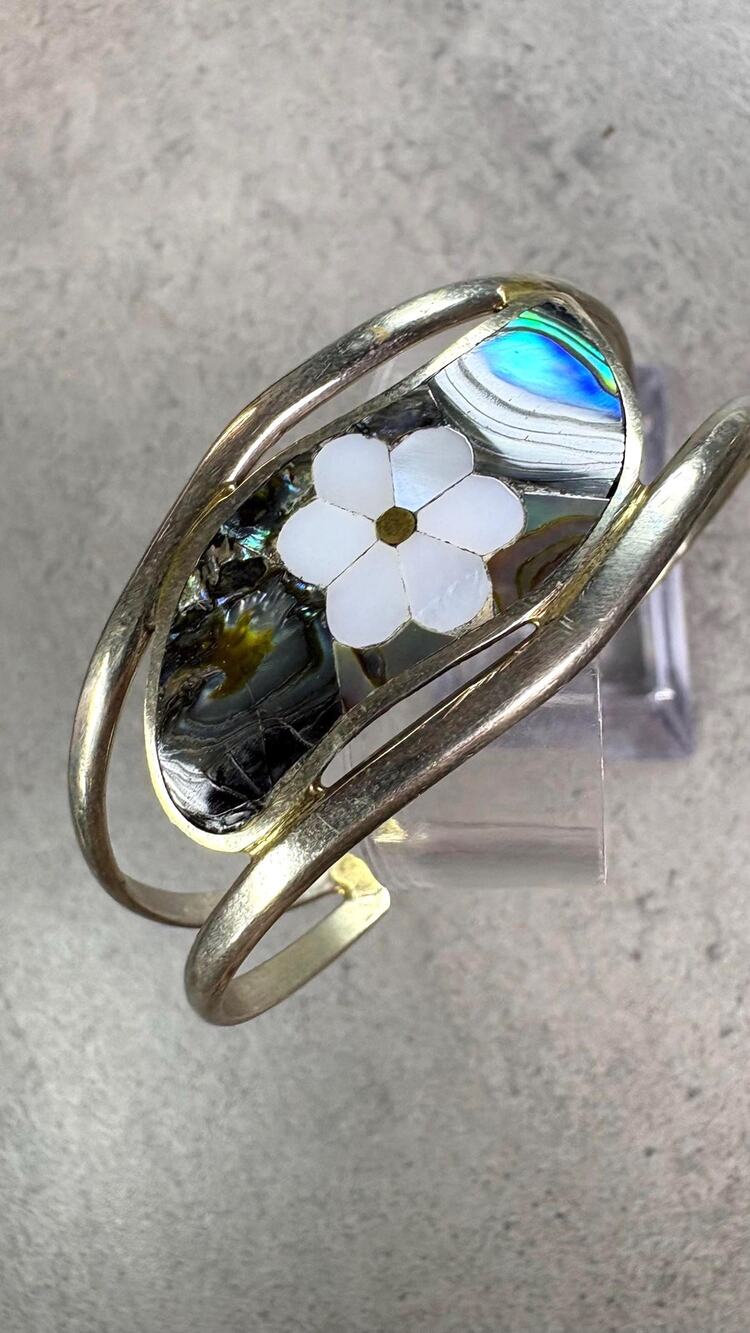 Vintage Mexican Abalone Mother of Pearl Flower Cuff Bracelet (5.25" Petite)